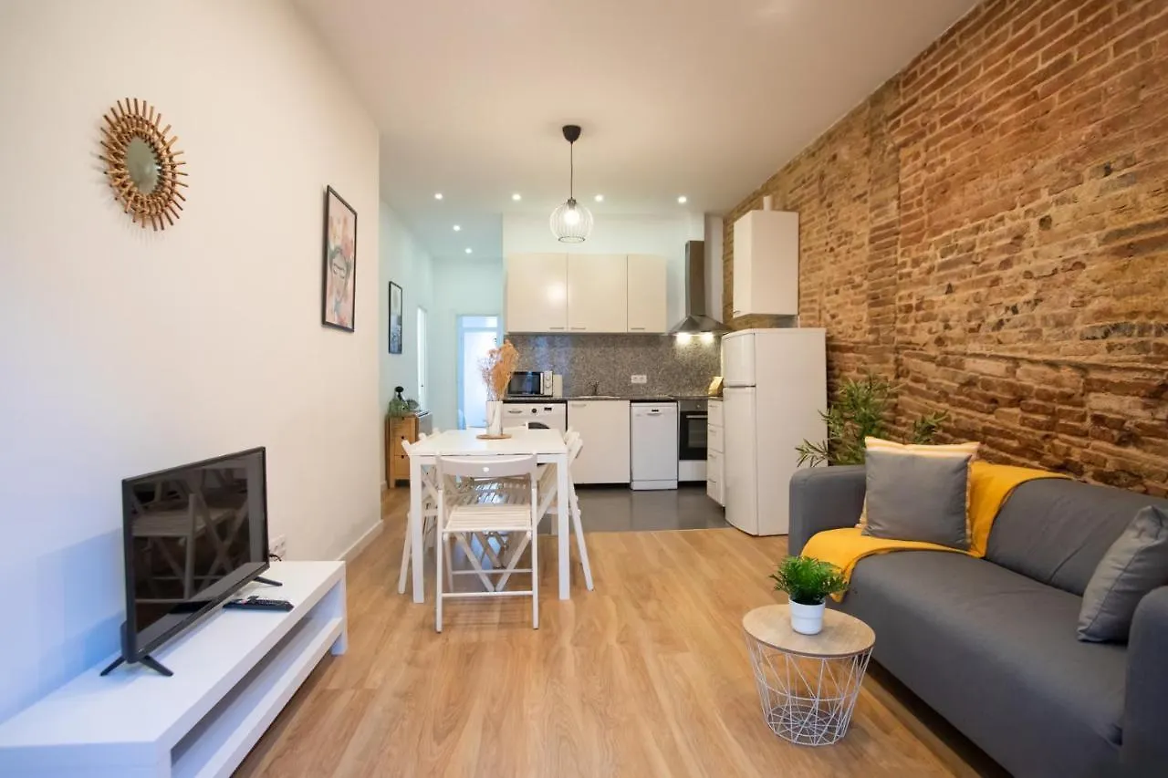 2Sic1033 - Bright Flat Near Sagrada Familia location